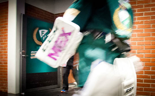 Färjestads målvakt på väg ut ur omklädningsrummet i