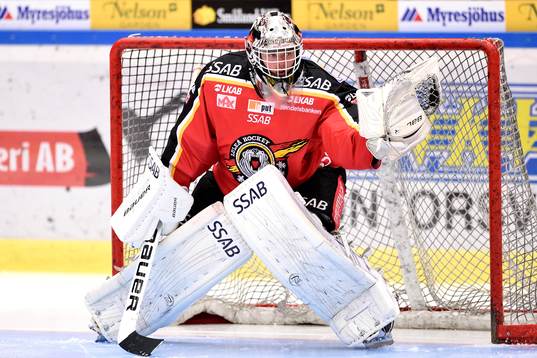 Luleås målvakt Daniel Larsson på uppvärmningen