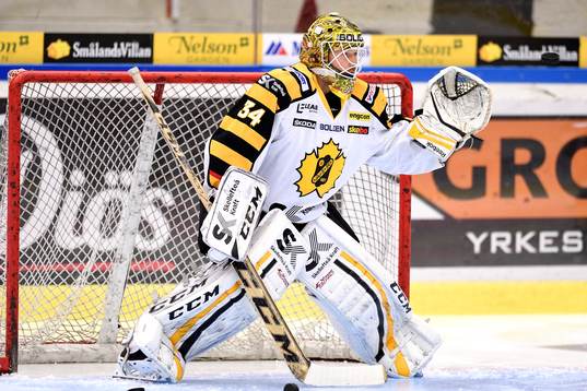 Skellefteås målvakt Erik Hanses på uppvärmningen