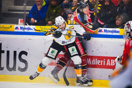Skellefteås Daniel Widing tacklar Luleås Per