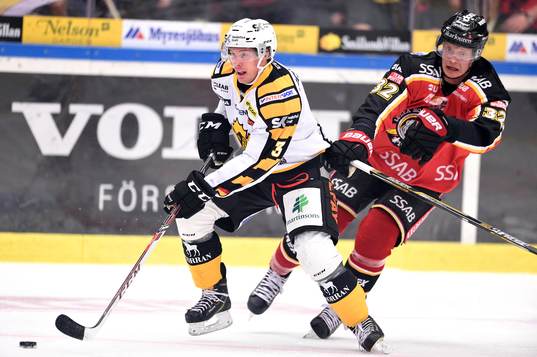 Skellefteås Niclas Burström jagas av Luleås Lennart