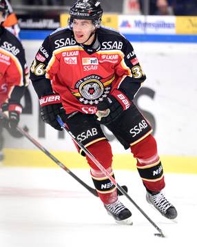 Luleås Niklas Fogström med pucken