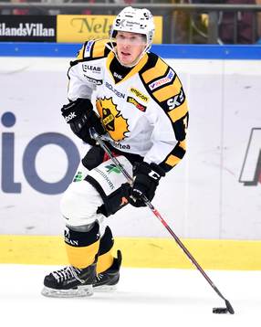 Skellefteås Niclas Burström med pucken