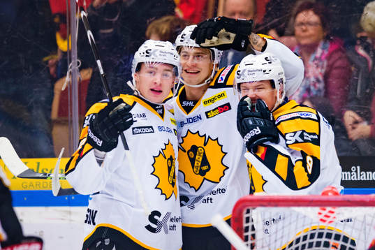 Skellefteås Kirill Kabanov (mitten) jublar med Adam