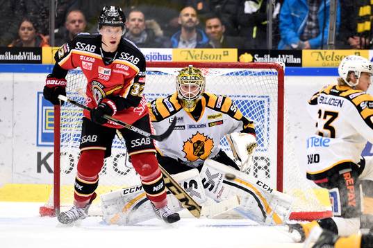Luleås Lennart Petrell står framför Skellefteås