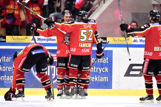 Luleås Johan Forsberg och Karl Fabricius jublar