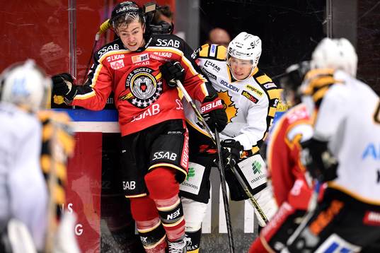 Skellefteås Martin Sevc tacklar Luleås Johan Forsberg