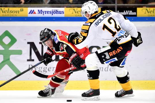 Luleås Cam Abbott i kamp om pucken med Skellefteås Adam
