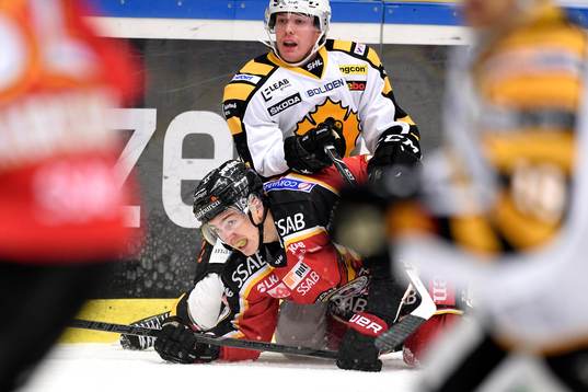 Skellefteås Niclas Burström trycker ner Luleås Johan