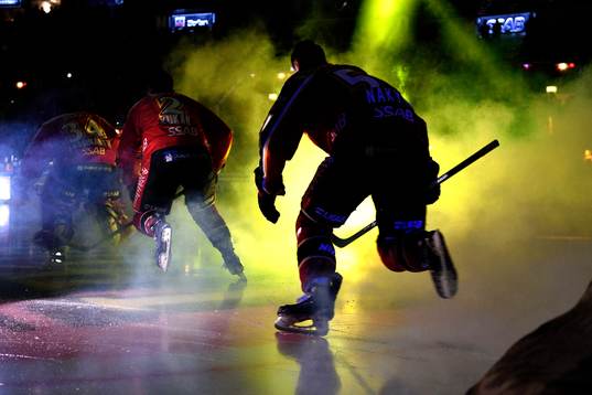 Luleåspelarna gör entre innan ishockeymatchen i SHL