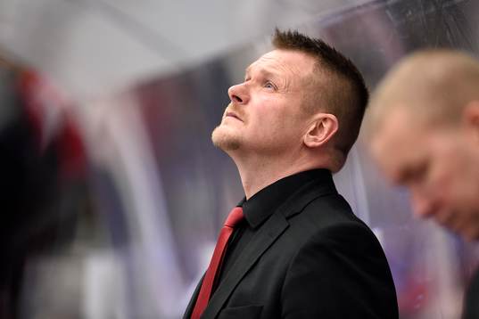 Luleås huvudtränare Joakim Fagervall tittar upp på tavlan