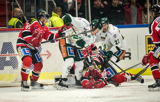 Färjestads Joakim Nygård och Örebros Kalle Olsson och