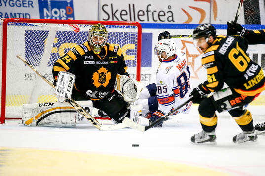 Skellefteås målvakt Erik Hanses och Fredrik Lindgren