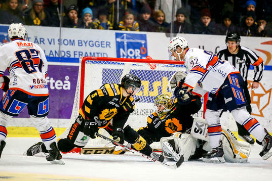 Skellefteås målvakt Erik Hanses och Niclas Burström
