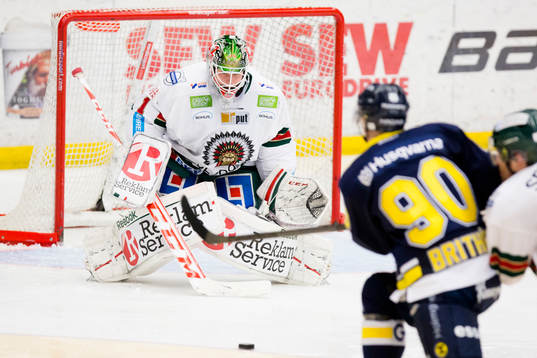 s Ted Brithén (i) gör 2-0 mot Frölundas målvakt Lars