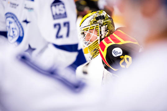 Brynäs målvakt Bernhard Starkbaum före ishockeymatchen i