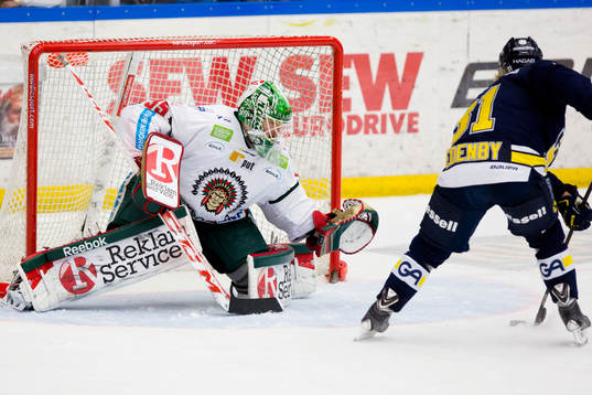 Frölundas målvakt Linus Fernström räddar straff från