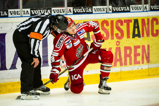 Modos William Nylander åkte på en smäll men reste sig