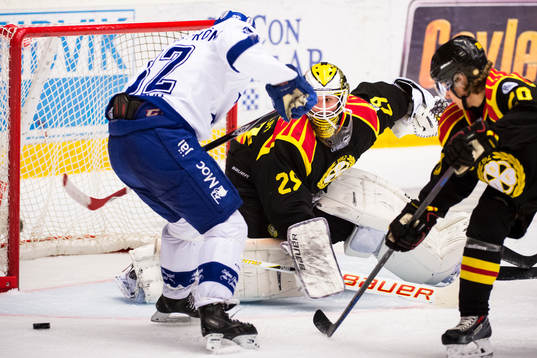 Brynäs målvakt Bernhard Starkbaum missar skott som sedan