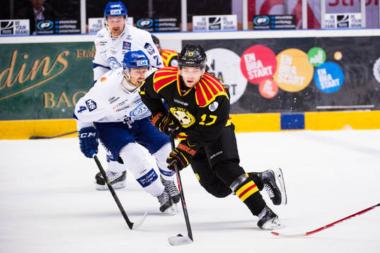 Brynäs Pathrik Westerholm tar sig förbi Leksands  Robin
