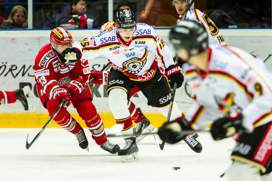 Luleås Christian Jaros håller undan med pucken för Modos