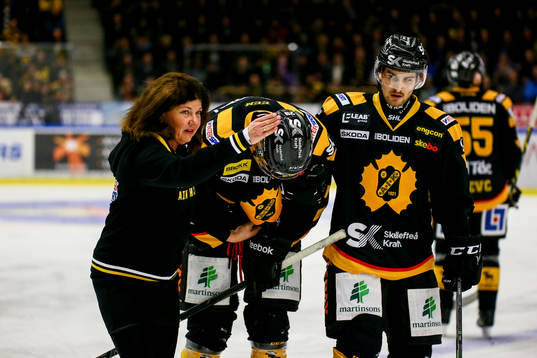Skellefteås Oscar Sundqvist  skadas och leds ut av Karin