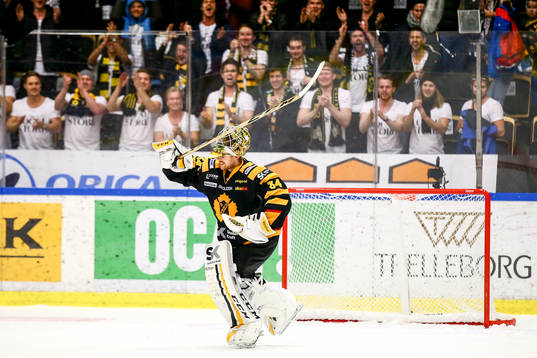Skellefteås målvakt Erik Hanses jublar