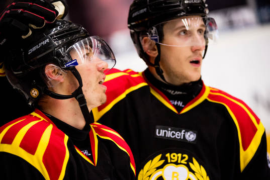 Brynäs Anton Rödin och Bill Sweatt jublar