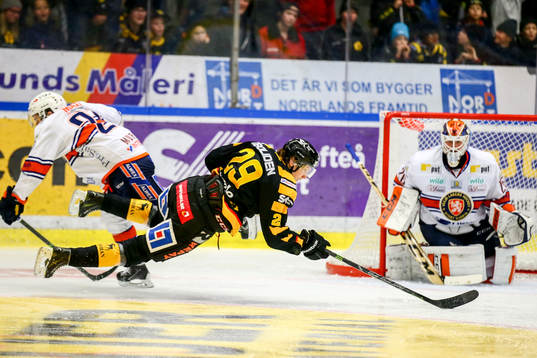 Skellefteås Oscar Sundqvist  skadas i tacklingen mot