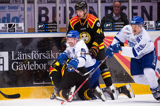 Leksands Joonas Rönnberg och Jens Bergenström i kamp om