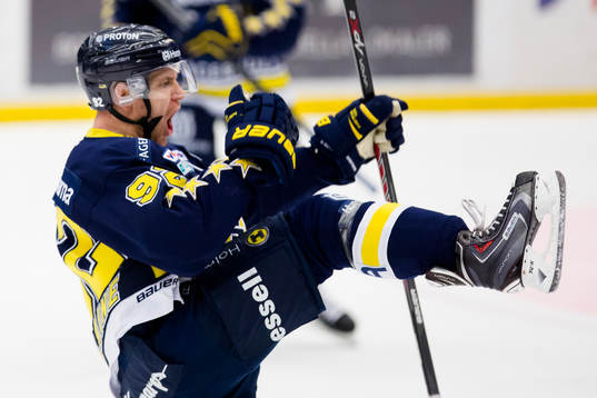 s Teemu Laine jublar