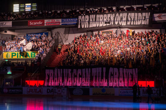 Leksands  och Brynäs supportrar före ishockeymatchen i