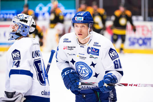 Leksands målvakt Joakim Lundström  och Johan Ryno värmer