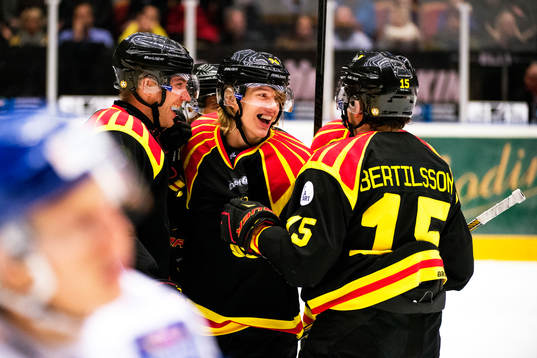 Brynäs Lukas Kilström och Oskar Lindblom jublar