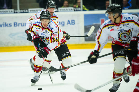 Luleås Niklas Fogström har pucken