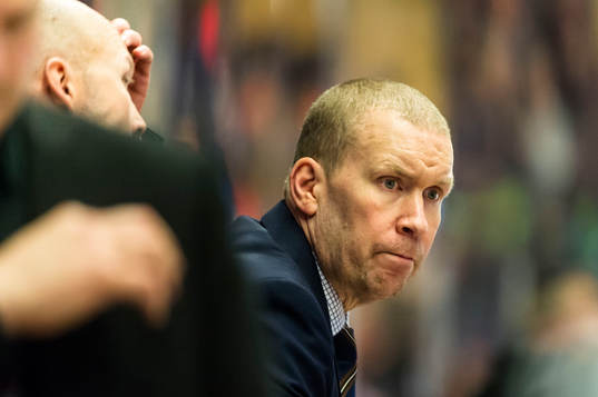 Luleås assisterande tränare Stefan Nilsson ser bekymrad ut