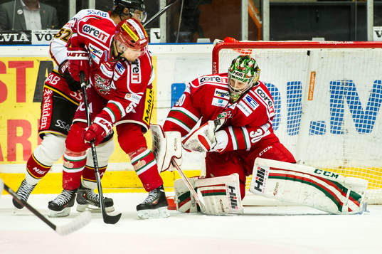 Modos målvakt Linus Ullmark håller emot då Adrian Kempe