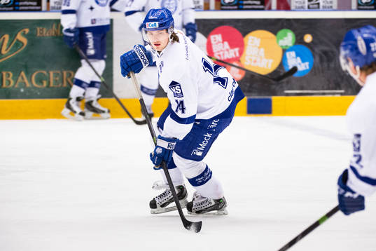 Leksands Pontus Själin värmer upp före ishockeymatchen i