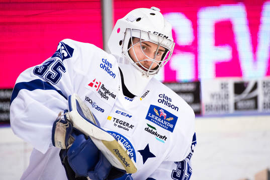 Leksands målvakt Viktor Scherrieble värmer upp före