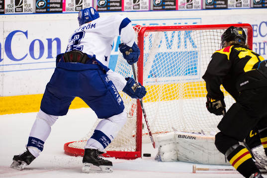 Leksands Jens Bergenström petar in reduceringen 4-3