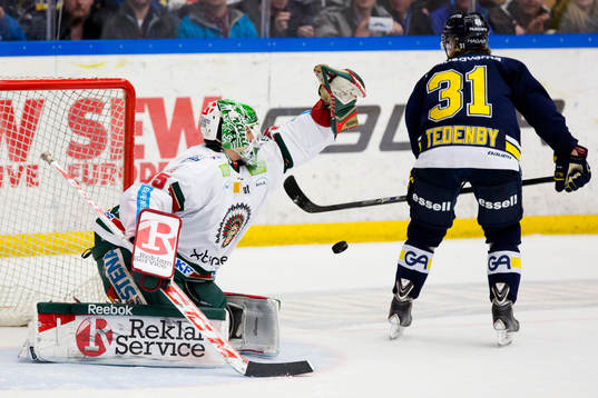 Frölundas målvakt Linus Fernström räddar straff från