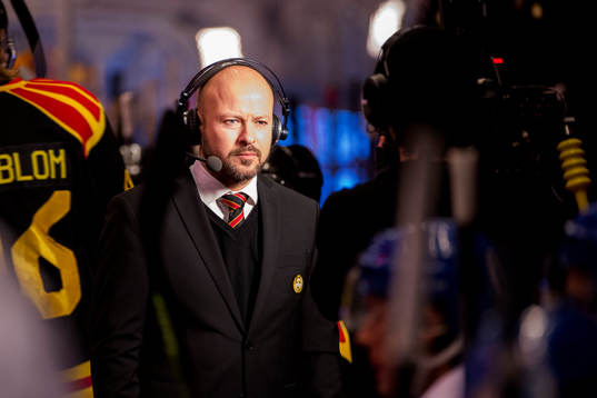 Brynäs huvudtränare Tommy Jonsson blir intervjuad före