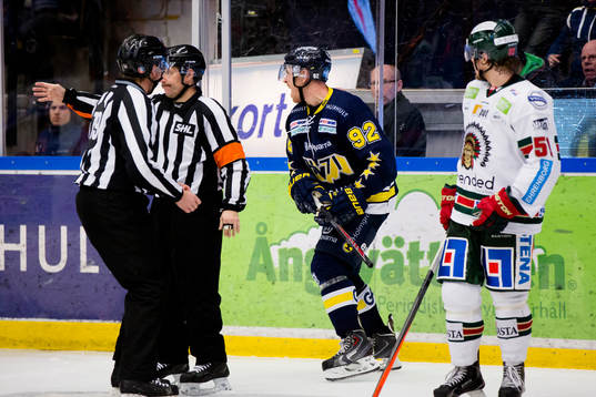 s Teemu Laine (i) arg på domaren Wolmer Edqvist