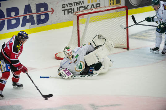 Örebros Daniel Viksten och Färjestads målvakt Fredrik