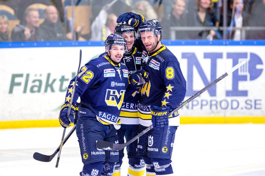 s Patrik Carlsson, Ted Brithén och Jere Karalahti jublar