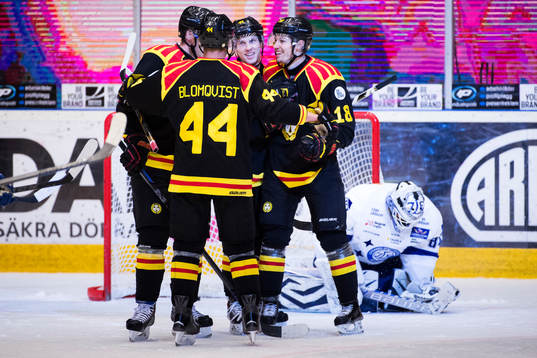 Brynäs Jacob Blomqvist, Greg Scott och Anton Rödin jublar