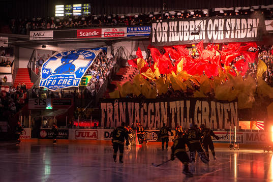 Både Leksands  och Brynäs supportrar hade tifo före