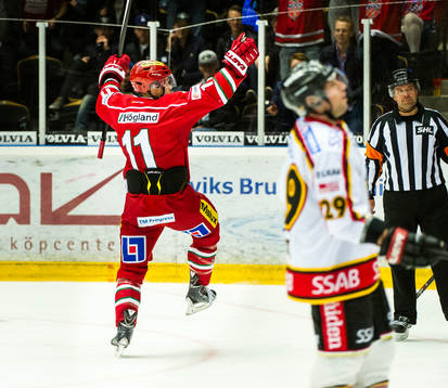 Modos Simon Önerud jublar då han gjorde mål och Luleås
