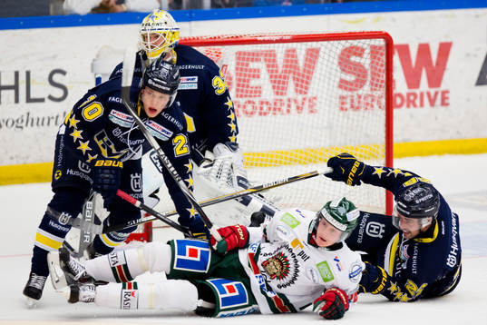 s Lawrence Pilut HV71:s målvakt Gustaf Wesslau och Riley
