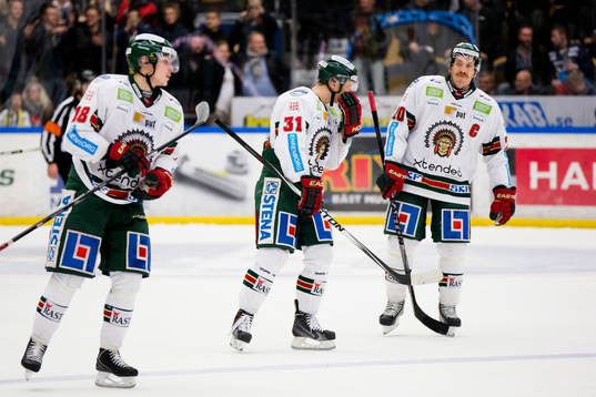 Frölundas Anton Blidh, Nicklas Lasu, Joel Lundqvist ser